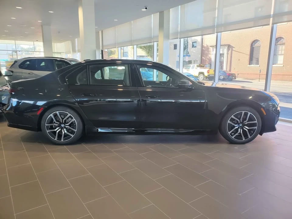 2025 BMW G70 7 Series - Image 3 of 15