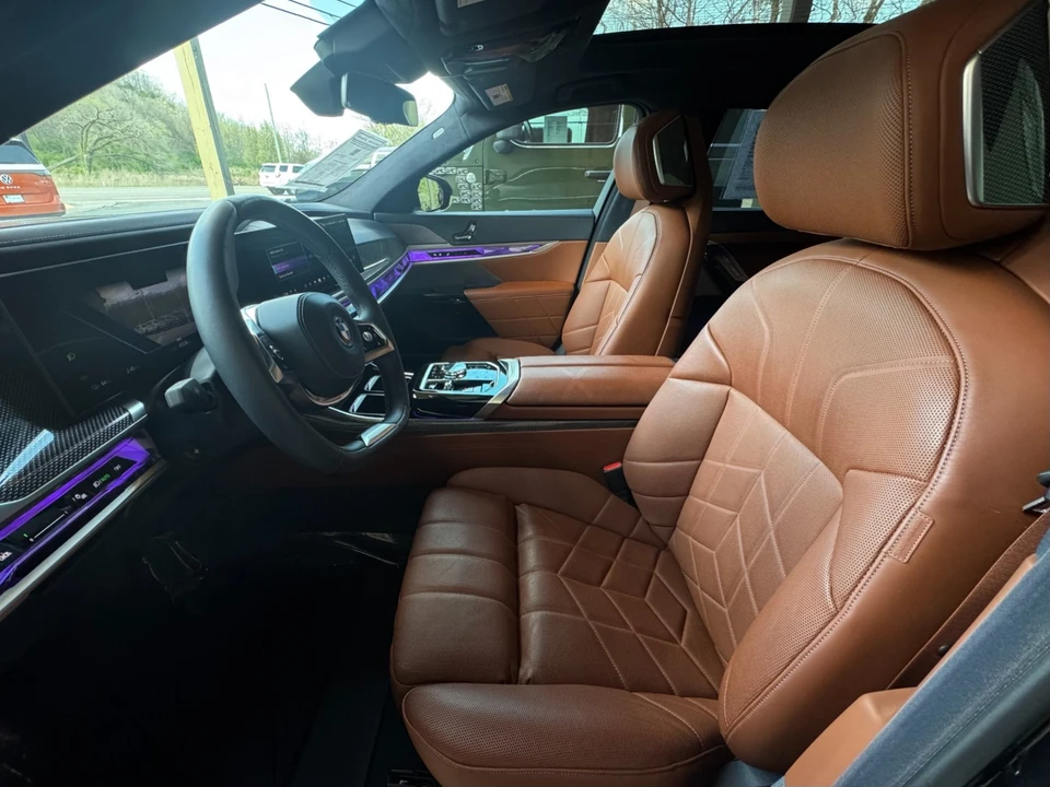 2025 BMW G70 7 Series - Image 10 of 21