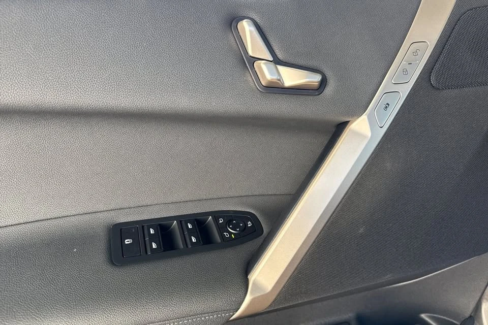 2025 BMW I20 iX - Image 11 of 20