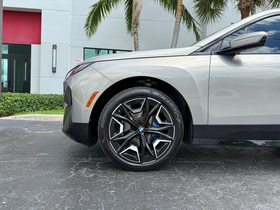 2025 BMW I20 iX - Image 18 of 21