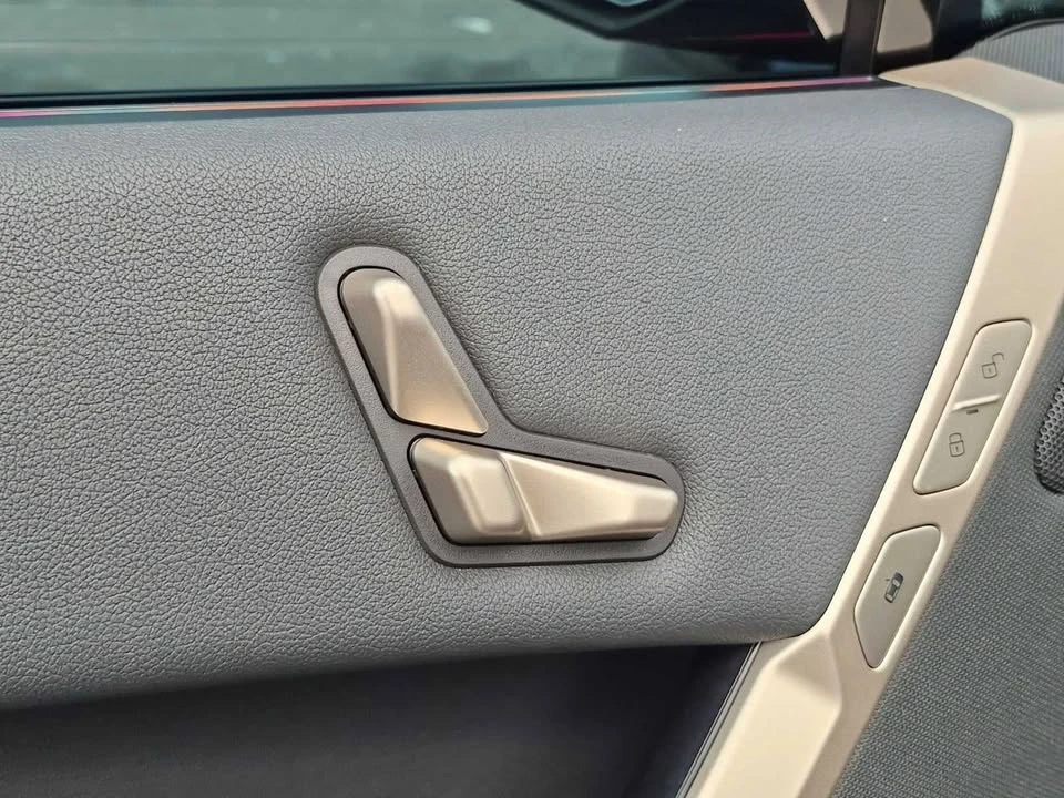 2025 BMW I20 iX - Image 17 of 20