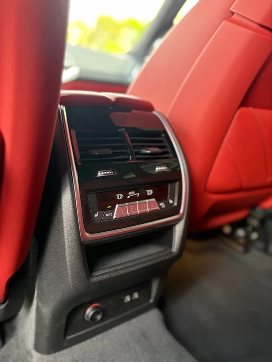 2025 BMW XM - Image 10 of 12