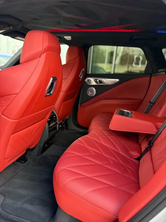 2025 BMW XM - Image 9 of 12