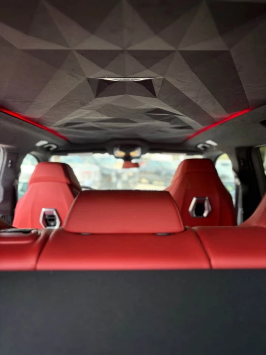 2025 BMW XM - Image 8 of 12
