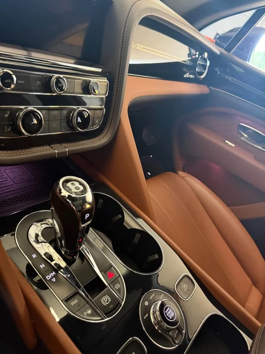 2025 Bentley Bentayga - Image 5 of 8