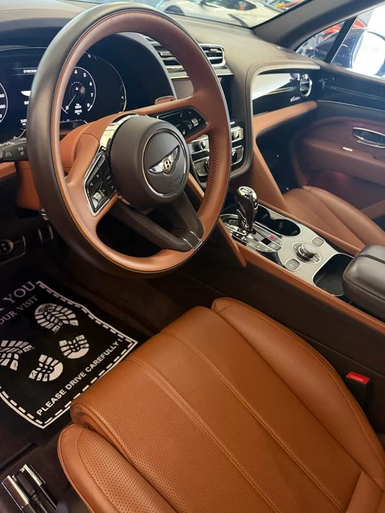 2025 Bentley Bentayga - Image 7 of 8