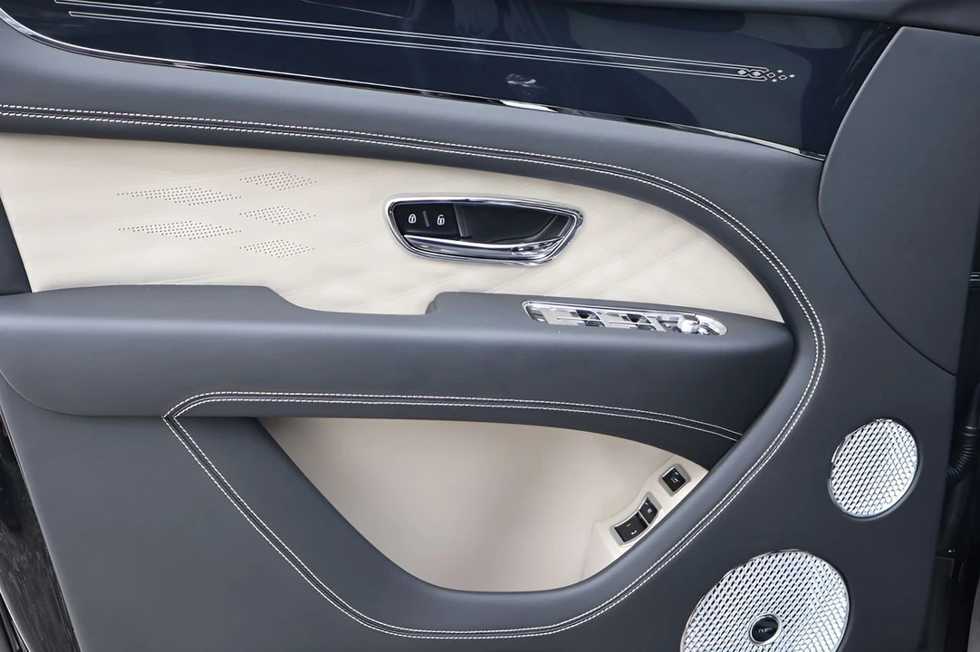 2025 Bentley Bentayga - Image 12 of 31