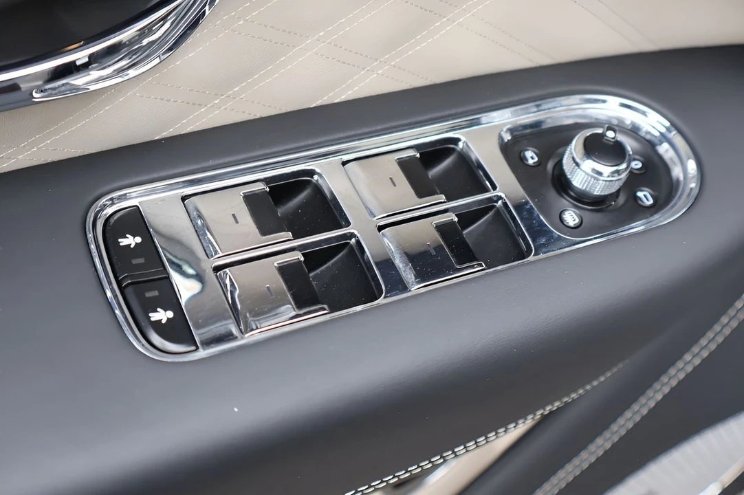 2025 Bentley Bentayga - Image 13 of 31