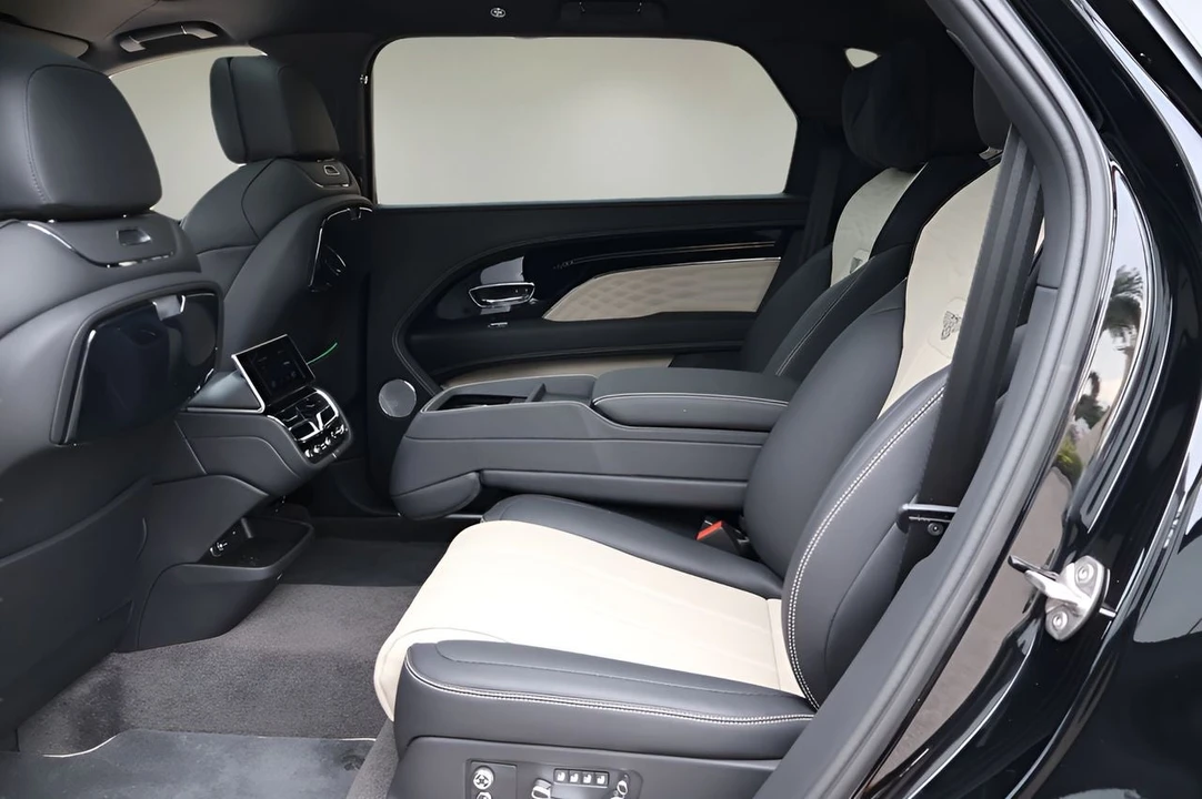2025 Bentley Bentayga - Image 15 of 31