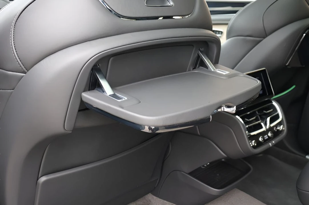 2025 Bentley Bentayga - Image 16 of 31