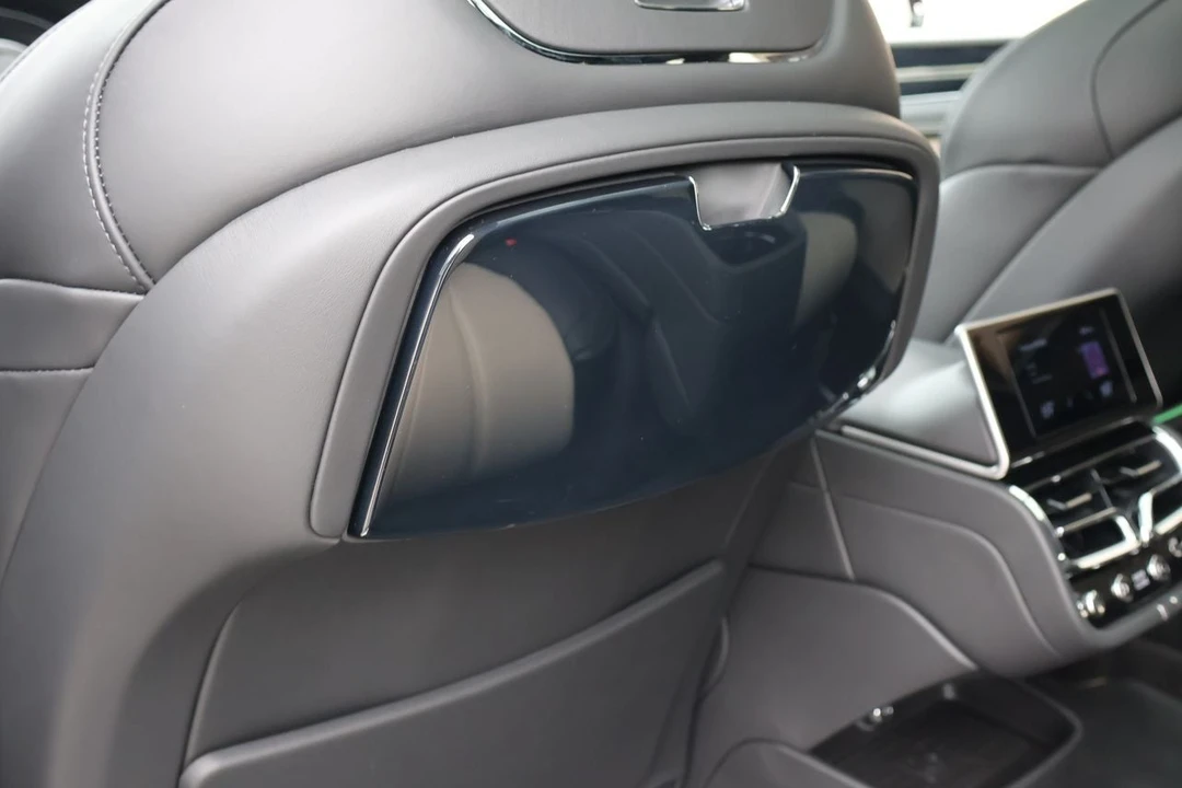 2025 Bentley Bentayga - Image 17 of 31