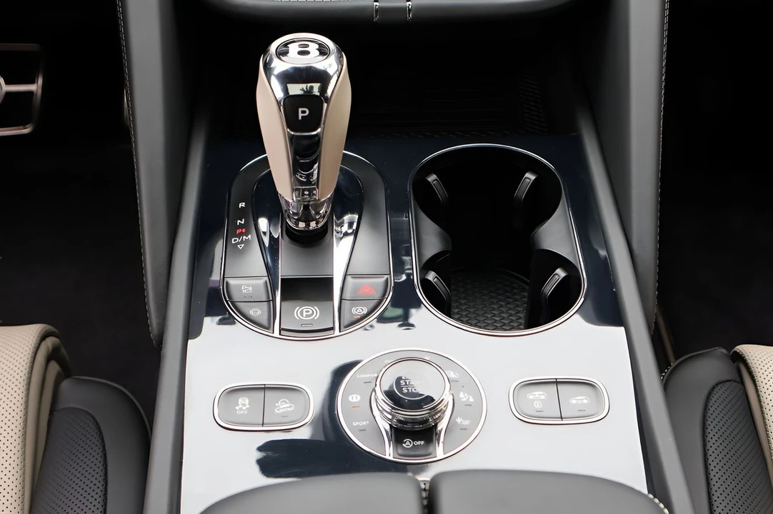2025 Bentley Bentayga - Image 21 of 31
