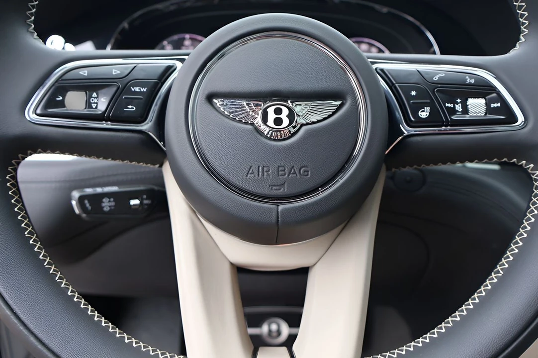 2025 Bentley Bentayga - Image 26 of 31