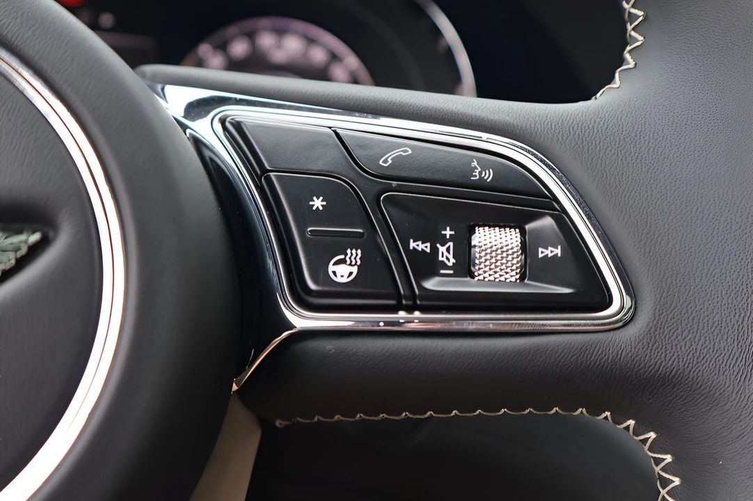 2025 Bentley Bentayga - Image 27 of 31