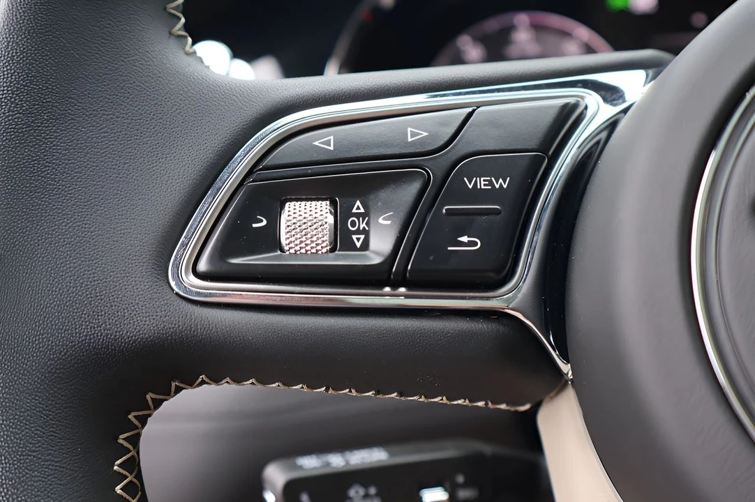 2025 Bentley Bentayga - Image 28 of 31