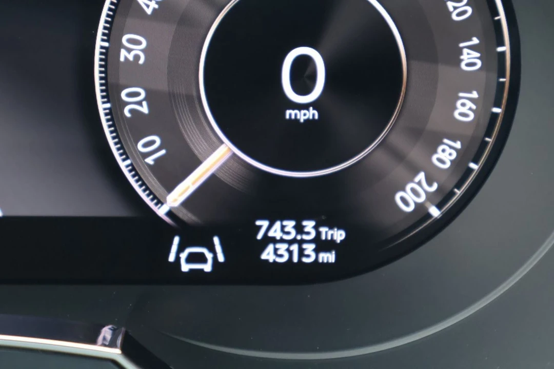 2025 Bentley Bentayga - Image 29 of 31