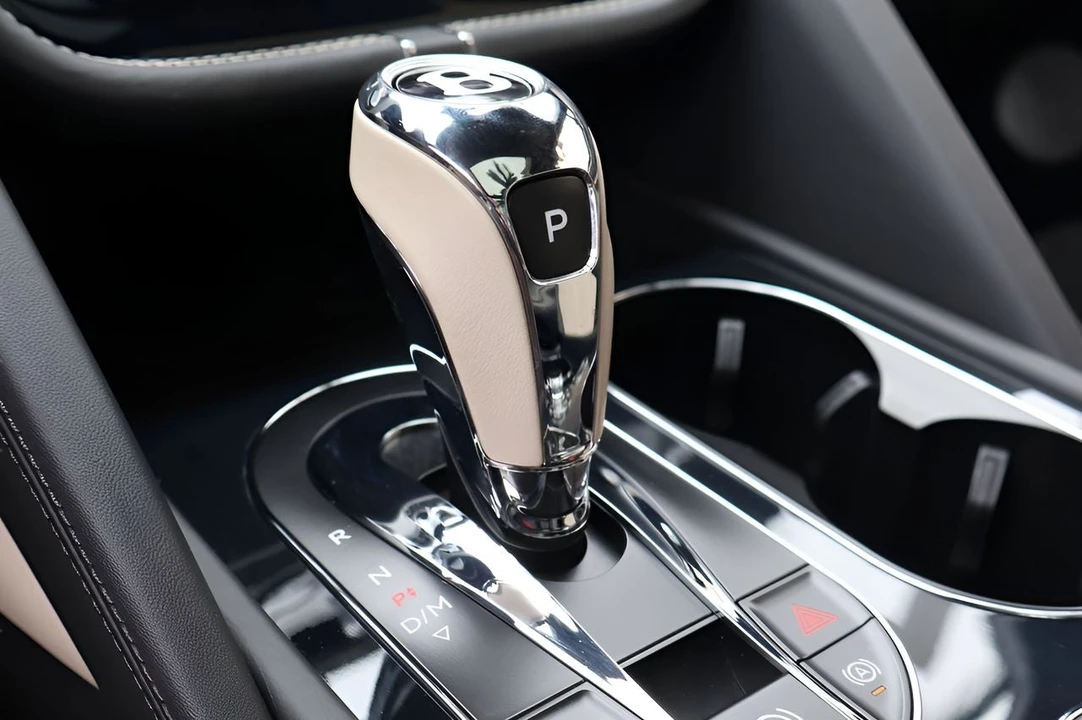 2025 Bentley Bentayga - Image 31 of 31