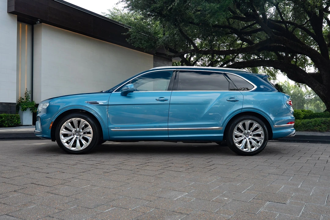 2025 Bentley Bentayga - Image 17 of 22