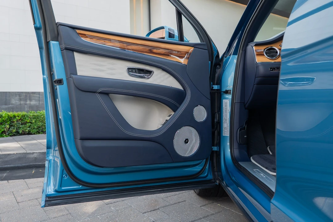 2025 Bentley Bentayga - Image 7 of 22