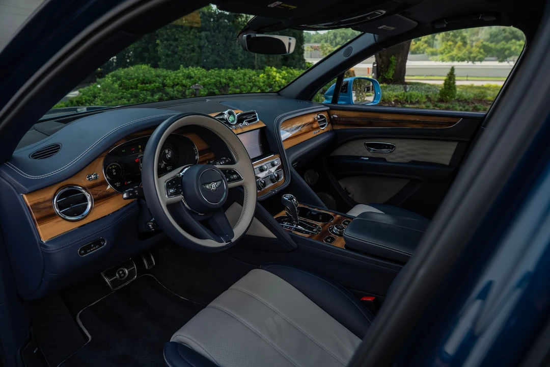 2025 Bentley Bentayga - Image 9 of 22