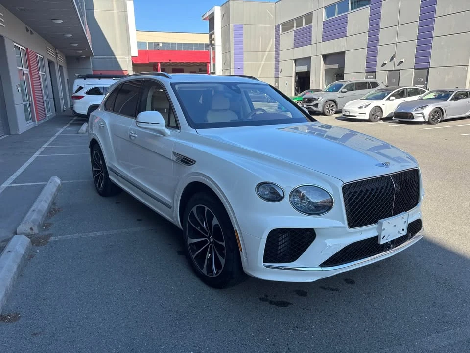 2025 Bentley Bentayga - Image 7 of 12