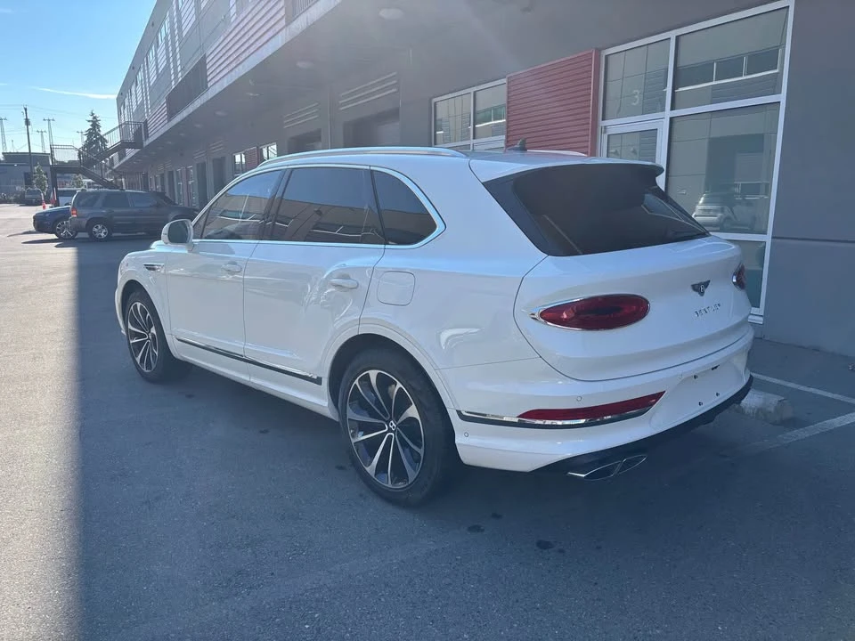 2025 Bentley Bentayga - Image 5 of 12