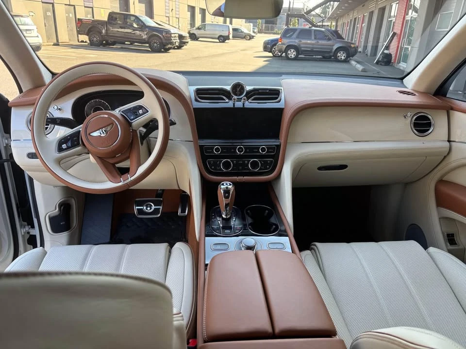 2025 Bentley Bentayga - Image 9 of 12