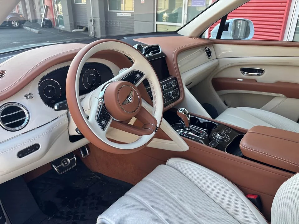 2025 Bentley Bentayga - Image 11 of 12
