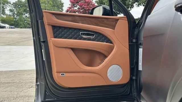 2025 Bentley Bentayga - Image 15 of 21