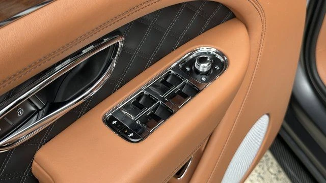 2025 Bentley Bentayga - Image 17 of 21