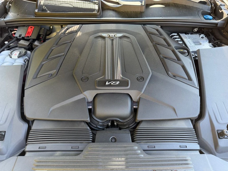 2025 Bentley Bentayga - Image 13 of 21