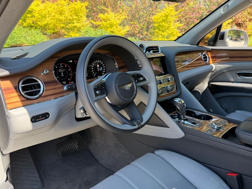 2025 Bentley Bentayga - Image 18 of 21