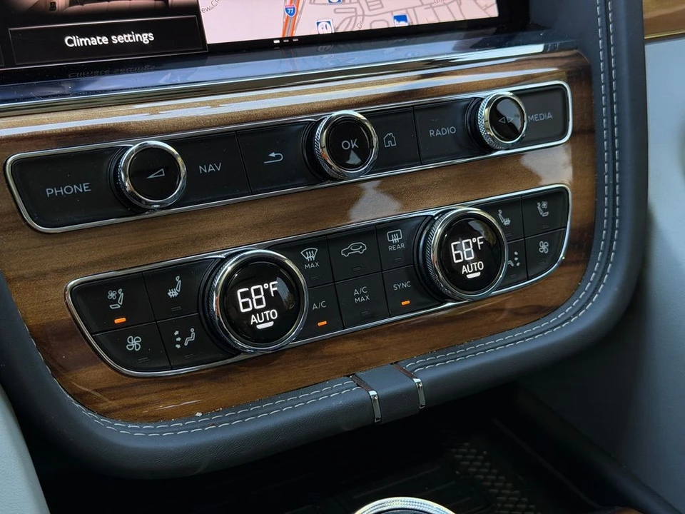 2025 Bentley Bentayga - Image 26 of 31