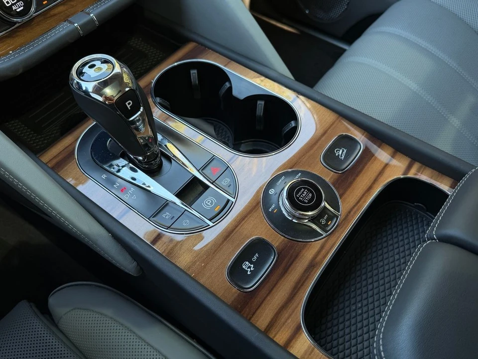 2025 Bentley Bentayga - Image 28 of 31