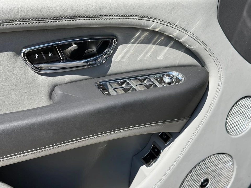 2025 Bentley Bentayga - Image 17 of 21