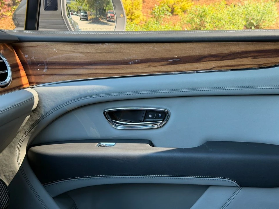 2025 Bentley Bentayga - Image 30 of 31