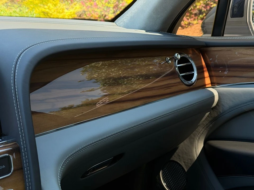 2025 Bentley Bentayga - Image 29 of 31