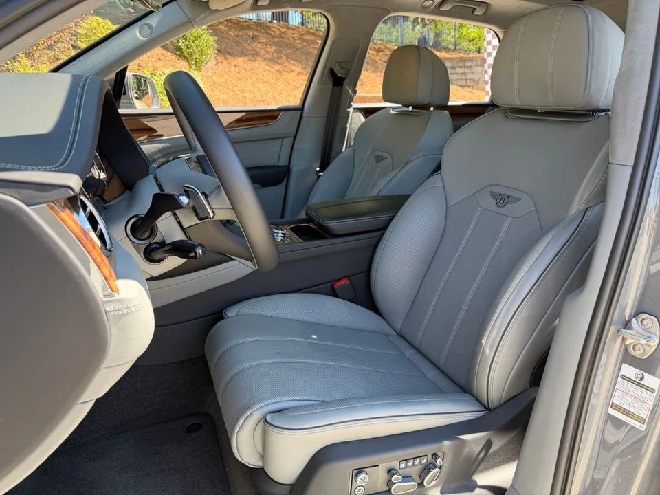 2025 Bentley Bentayga - Image 18 of 31