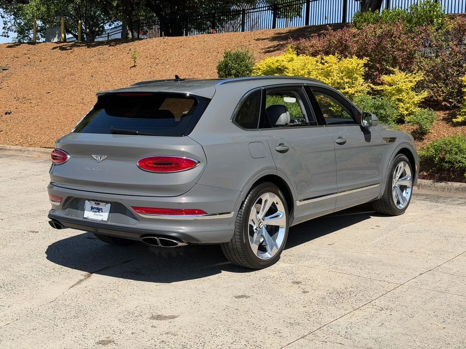 2025 Bentley Bentayga - Image 8 of 31