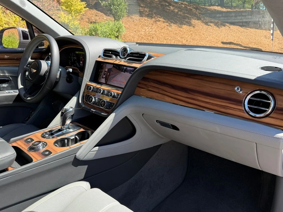 2025 Bentley Bentayga - Image 3 of 21