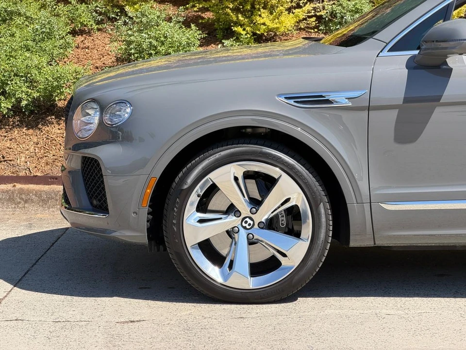 2025 Bentley Bentayga - Image 15 of 21