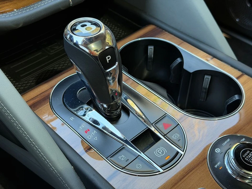 2025 Bentley Bentayga - Image 27 of 31