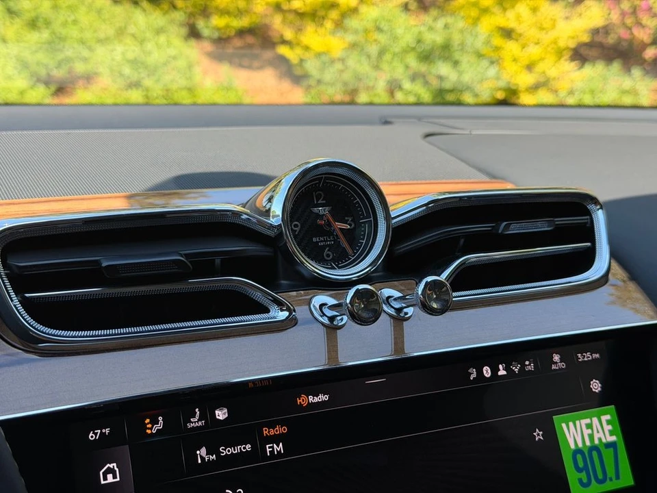 2025 Bentley Bentayga - Image 21 of 31