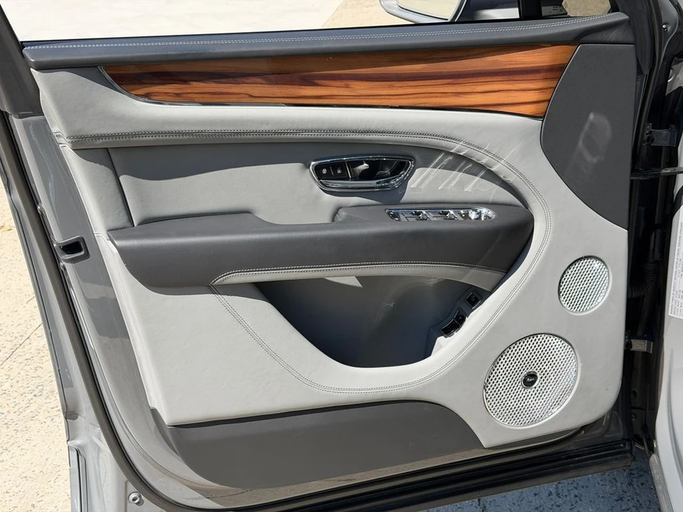 2025 Bentley Bentayga - Image 16 of 21