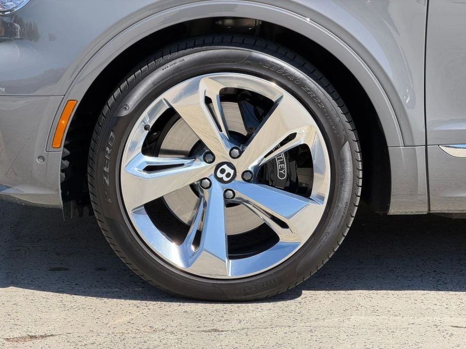 2025 Bentley Bentayga - Image 9 of 21