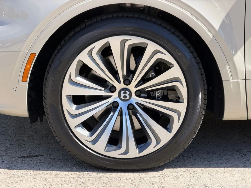 2025 Bentley Bentayga - Image 9 of 21