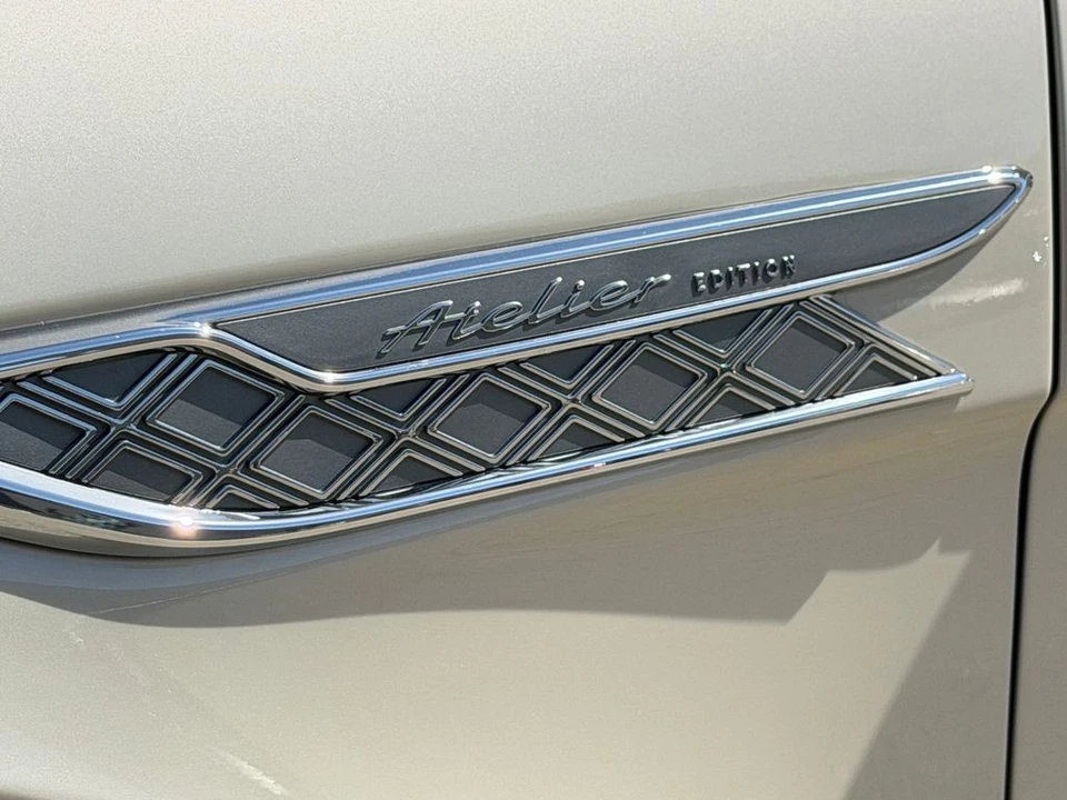 2025 Bentley Bentayga - Image 16 of 21