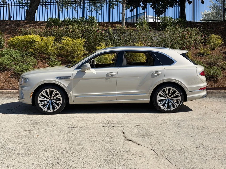 2025 Bentley Bentayga - Image 12 of 21