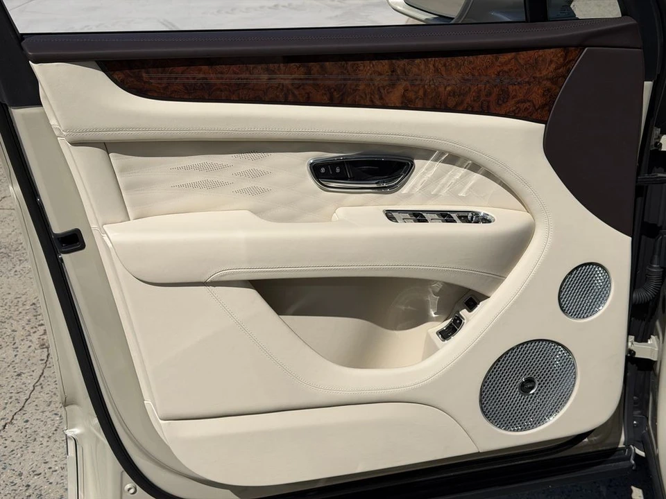 2025 Bentley Bentayga - Image 17 of 21