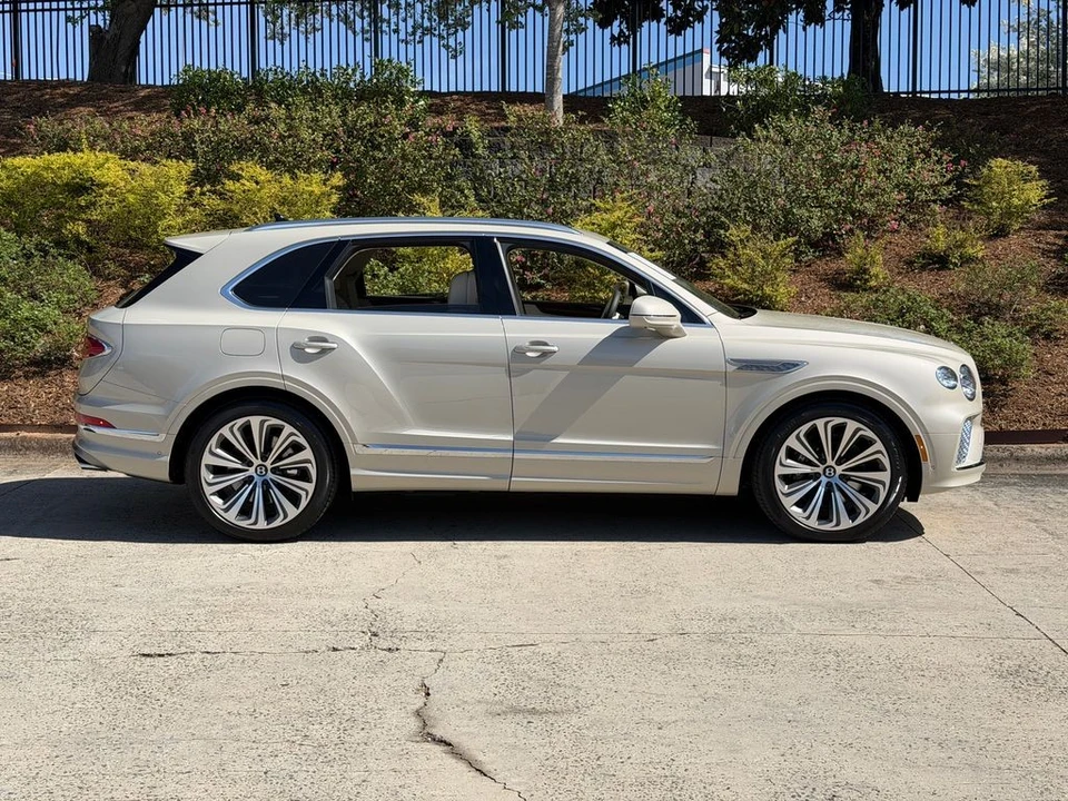2025 Bentley Bentayga - Image 7 of 21